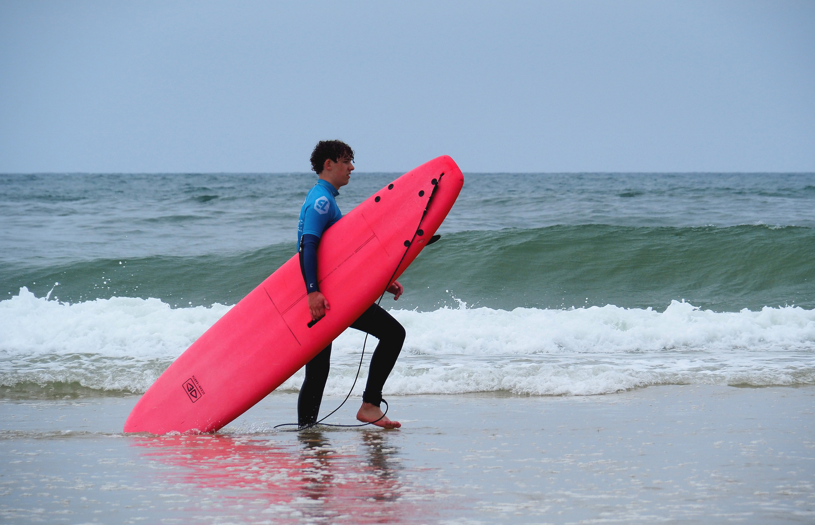 La planche de surf rouge