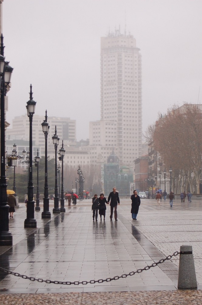 La plaza de España, vista desde la plaza de Oriente, bajo la lluvia