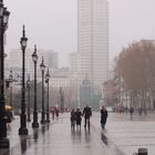 La plaza de España, vista desde la plaza de Oriente, bajo la lluvia