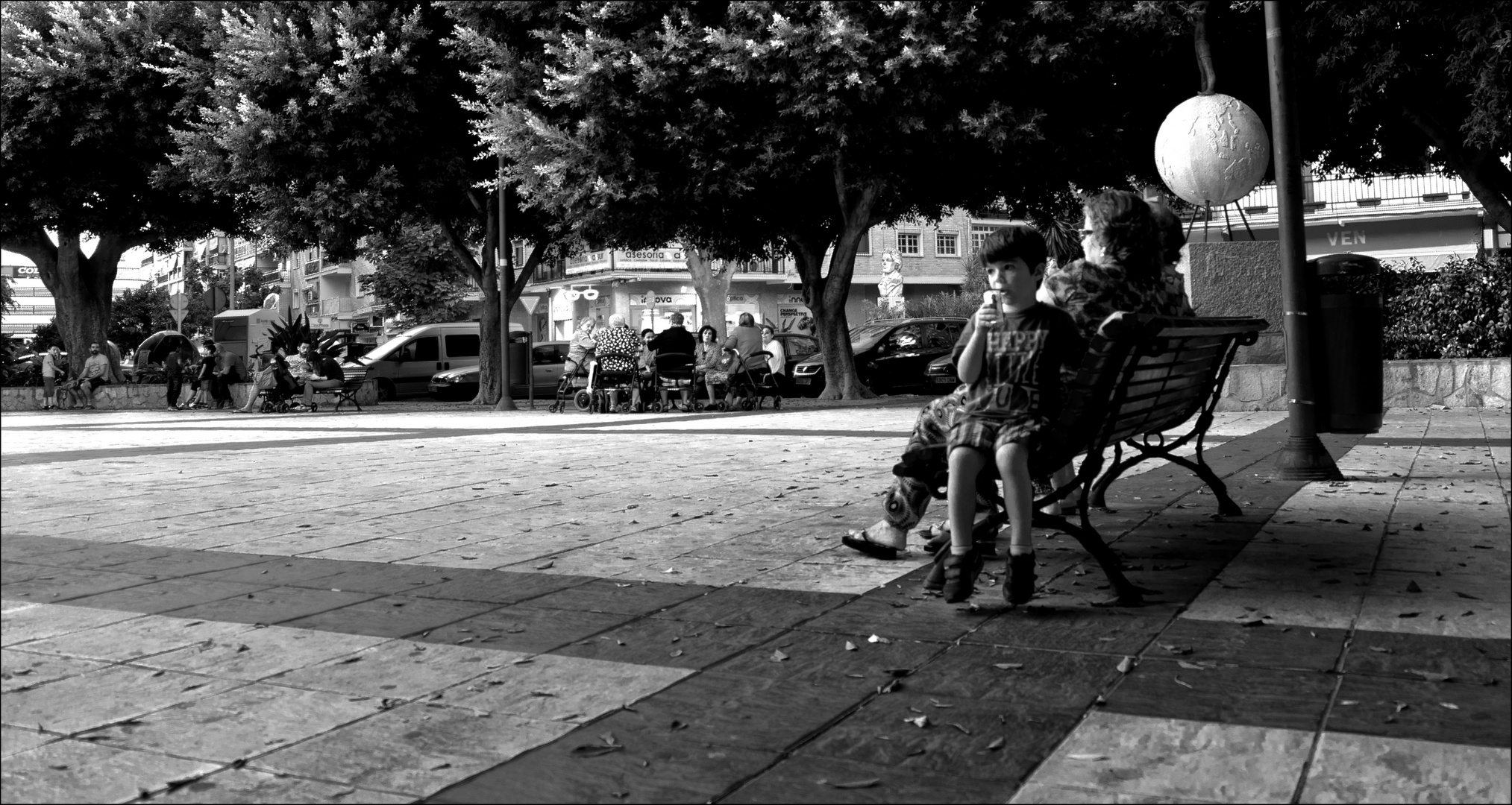 LA PLAZA DEL BARRIO.