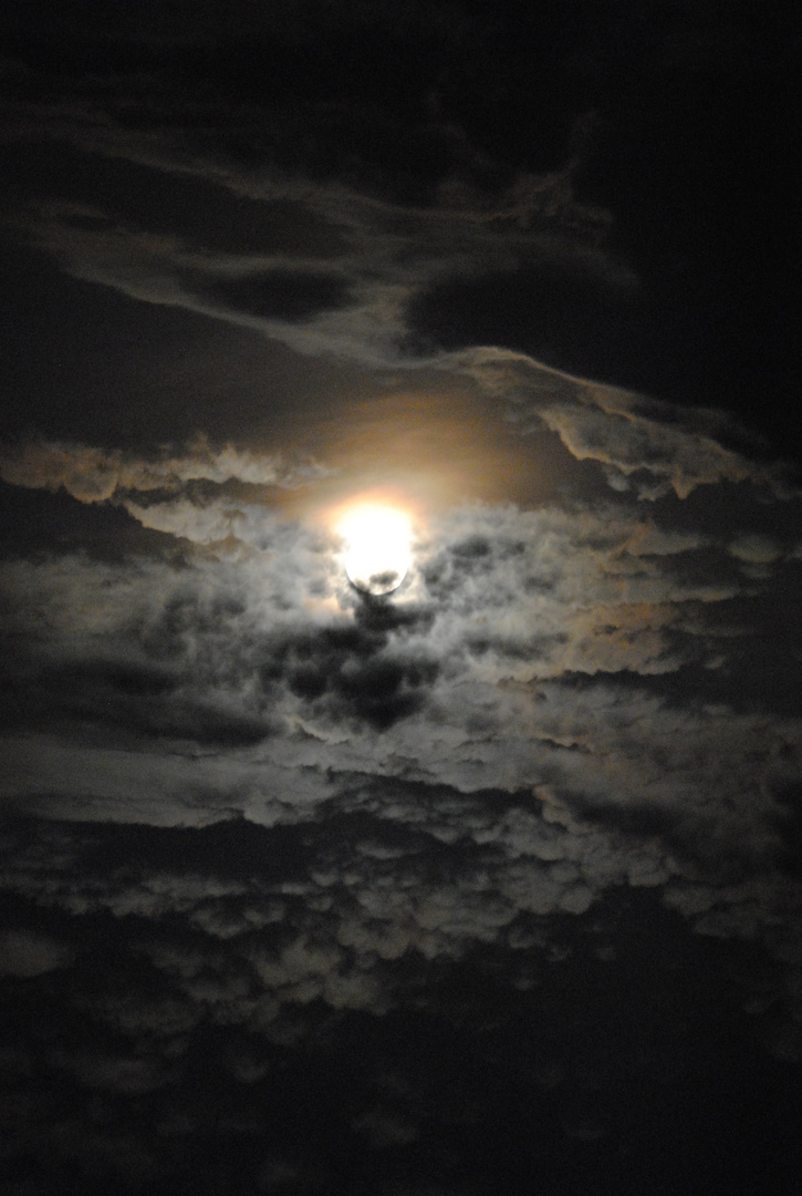 La pleine lune au milieu des nuages !!!