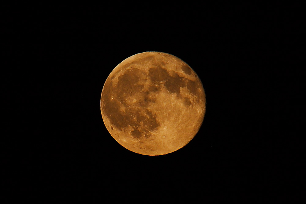 La pleine Lune le 6 juillet 2009, vue depuis la côte Suisse du Lac Léman.