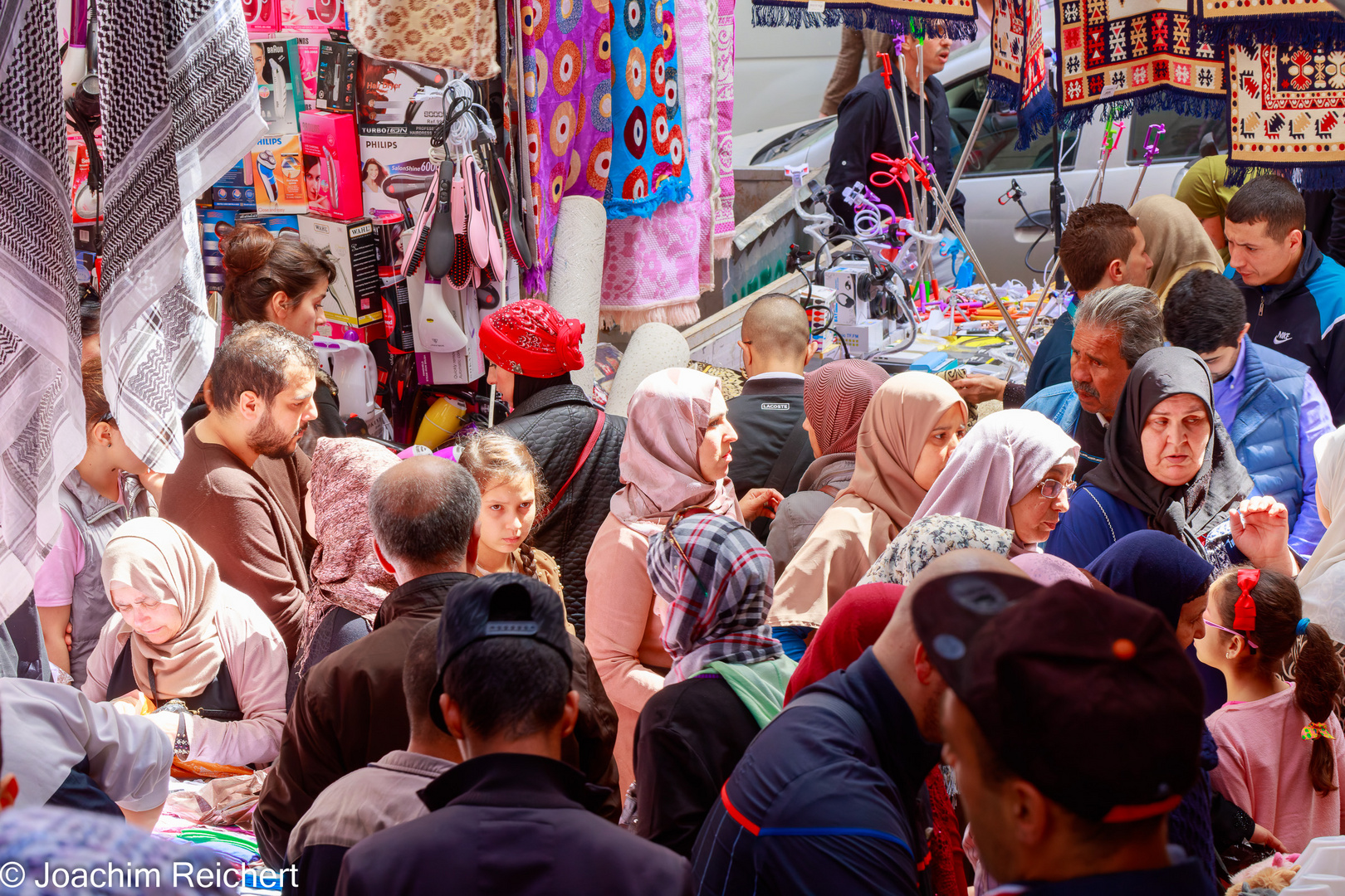 La pleine vie dans les souks de la basse cashah d'Alger