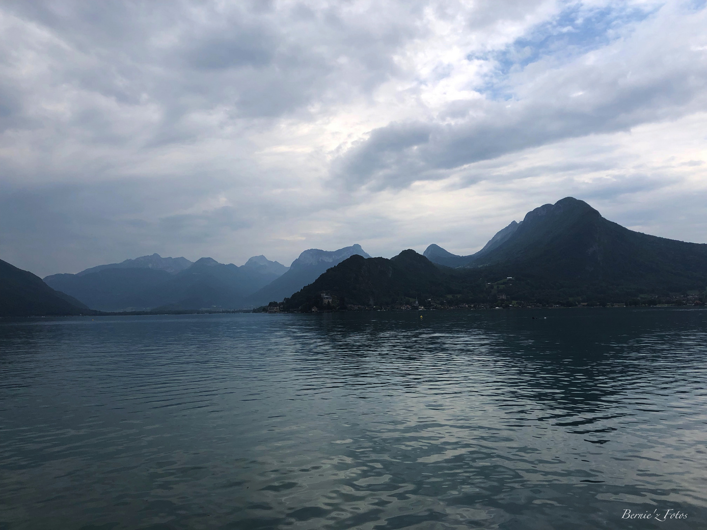 La pluie arrive sur le lac d'Annecy