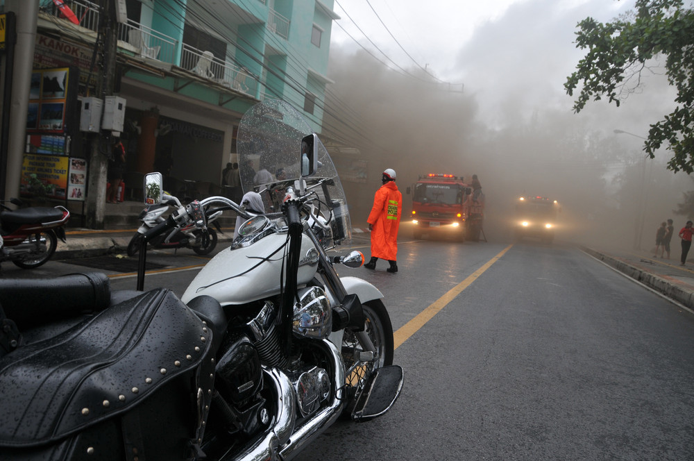 La police Thailandaise sur un incendie à Phuket.