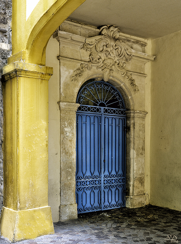 La porte bleue en Arles .