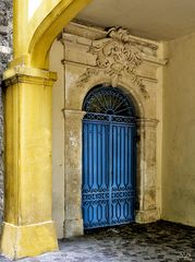 La porte bleue en Arles .