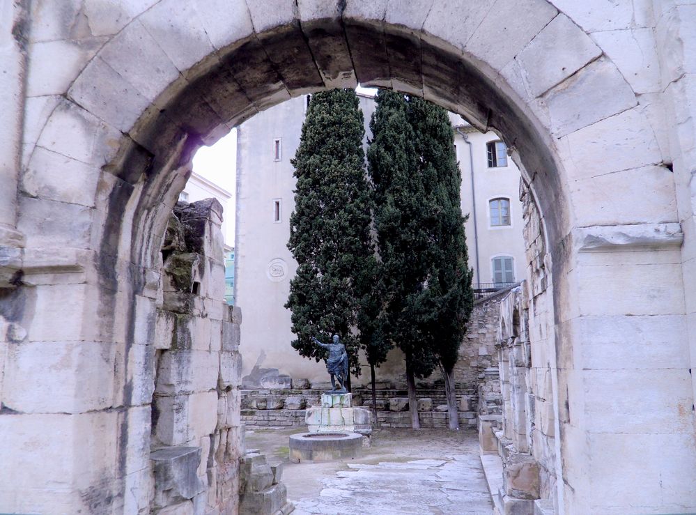 la porte d'Auguste, Nimes