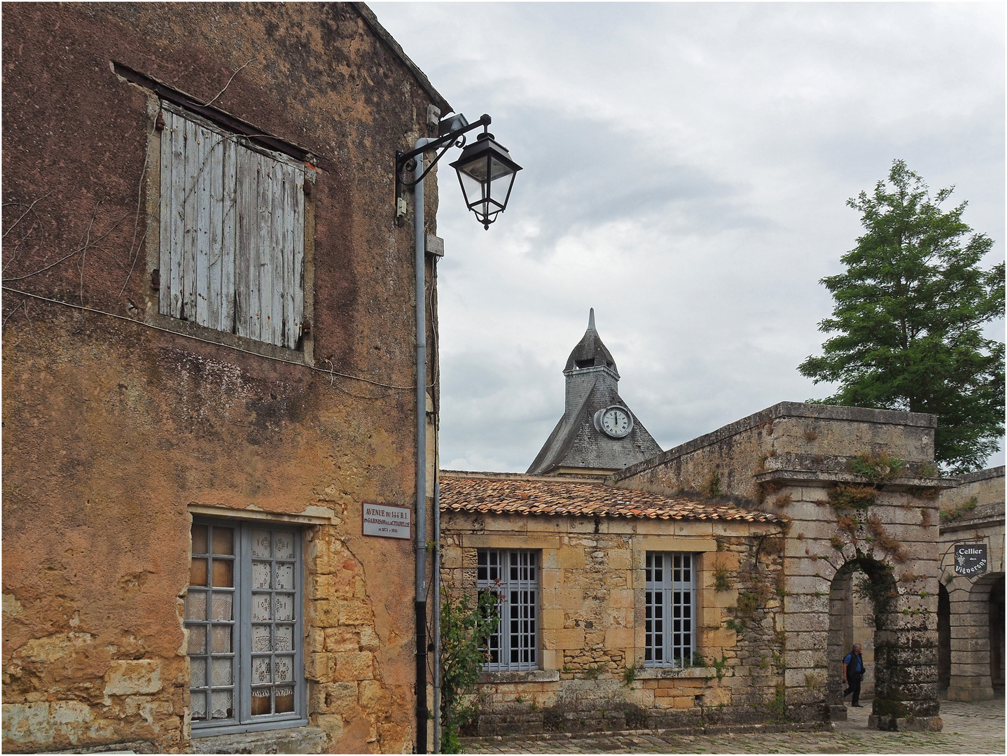 La Porte Dauphine et la Tour de l’Horloge…