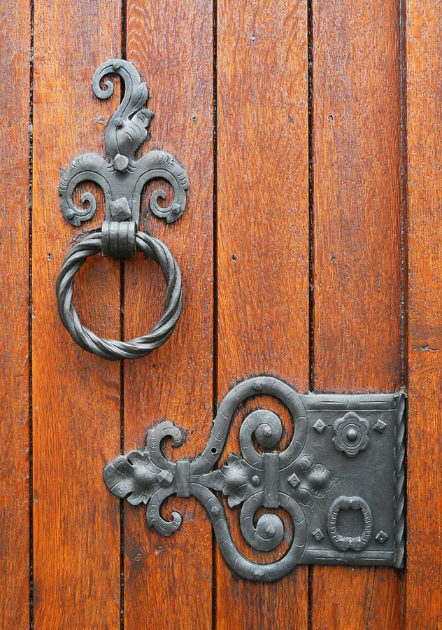 la porte de l'église.