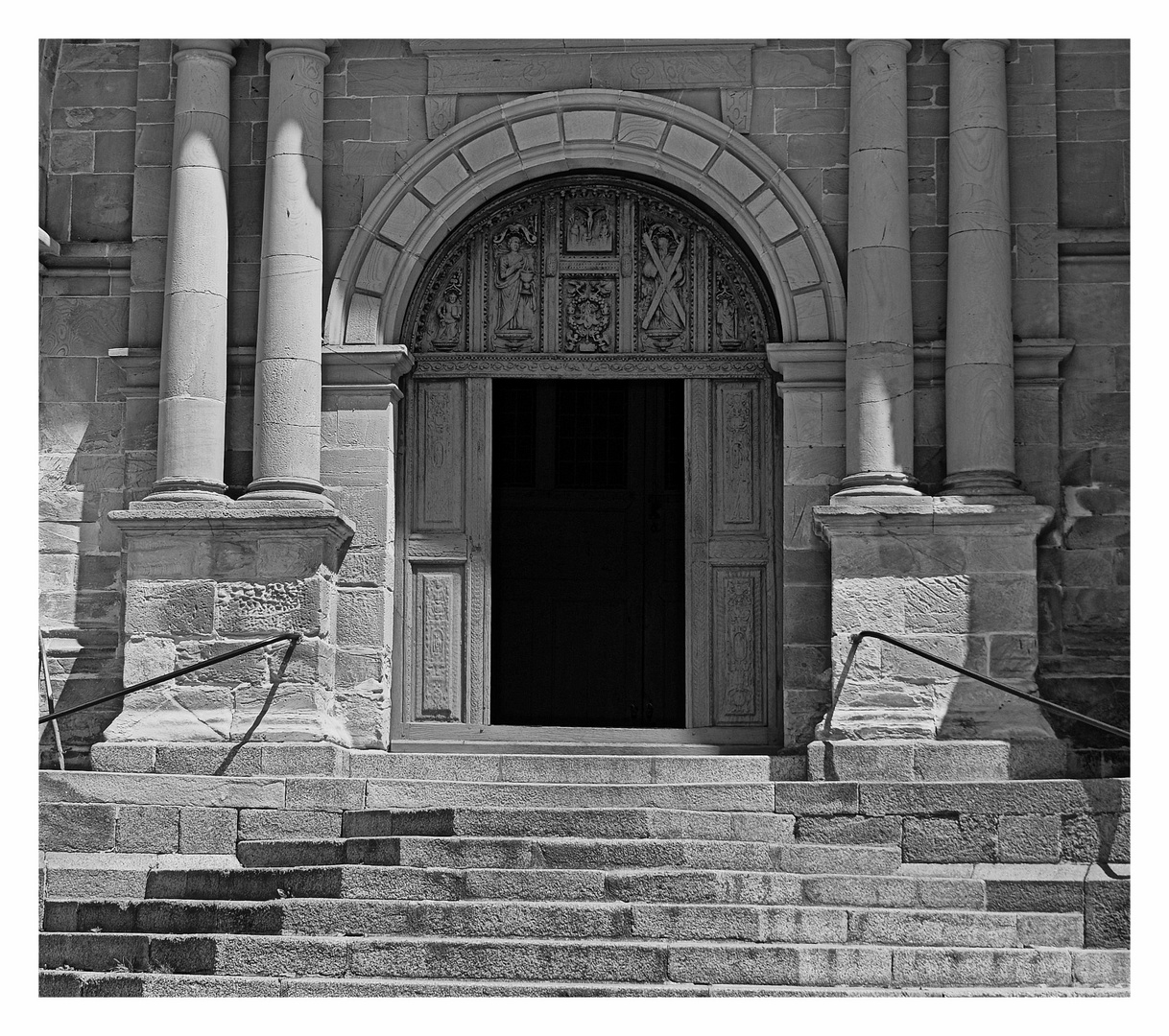 la porte de l'église notre dame à vitré