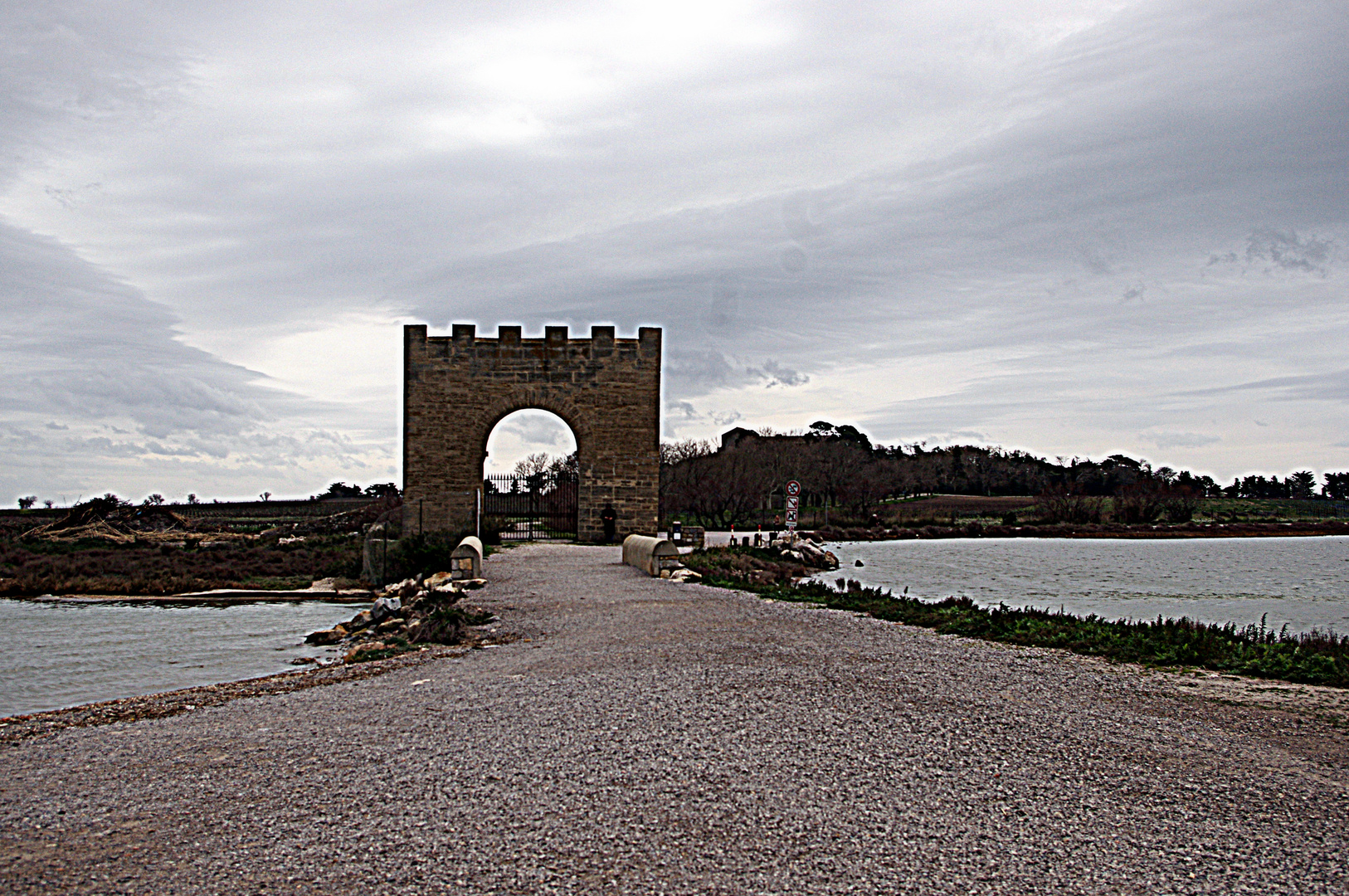 La porte de Maguelone ....