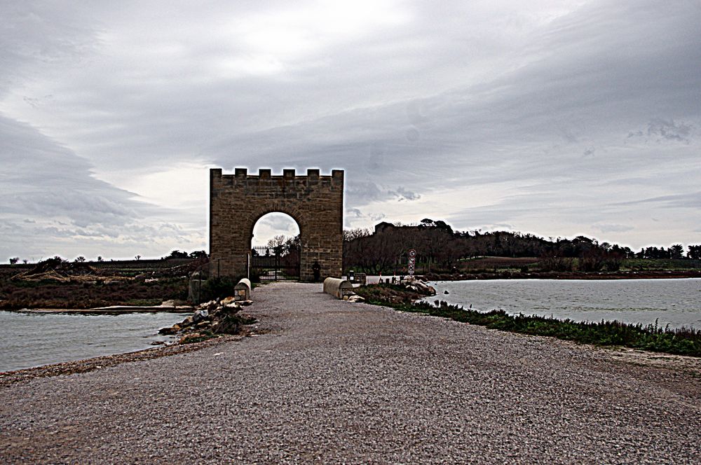 La porte de Maguelone ....