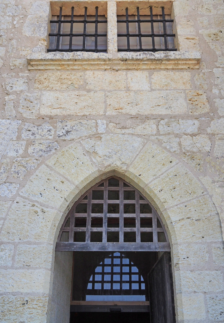 La porte d’entrée du Château de Lavardens