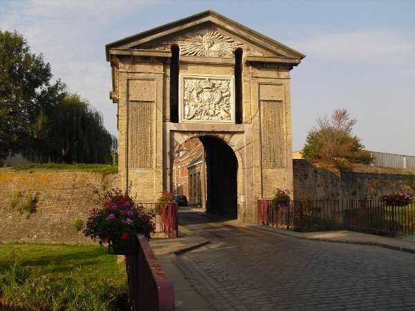 la porte pour rentrer dans bergues monument edifié par vauban ville des chtis