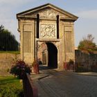 la porte pour rentrer dans bergues monument edifié par vauban ville des chtis