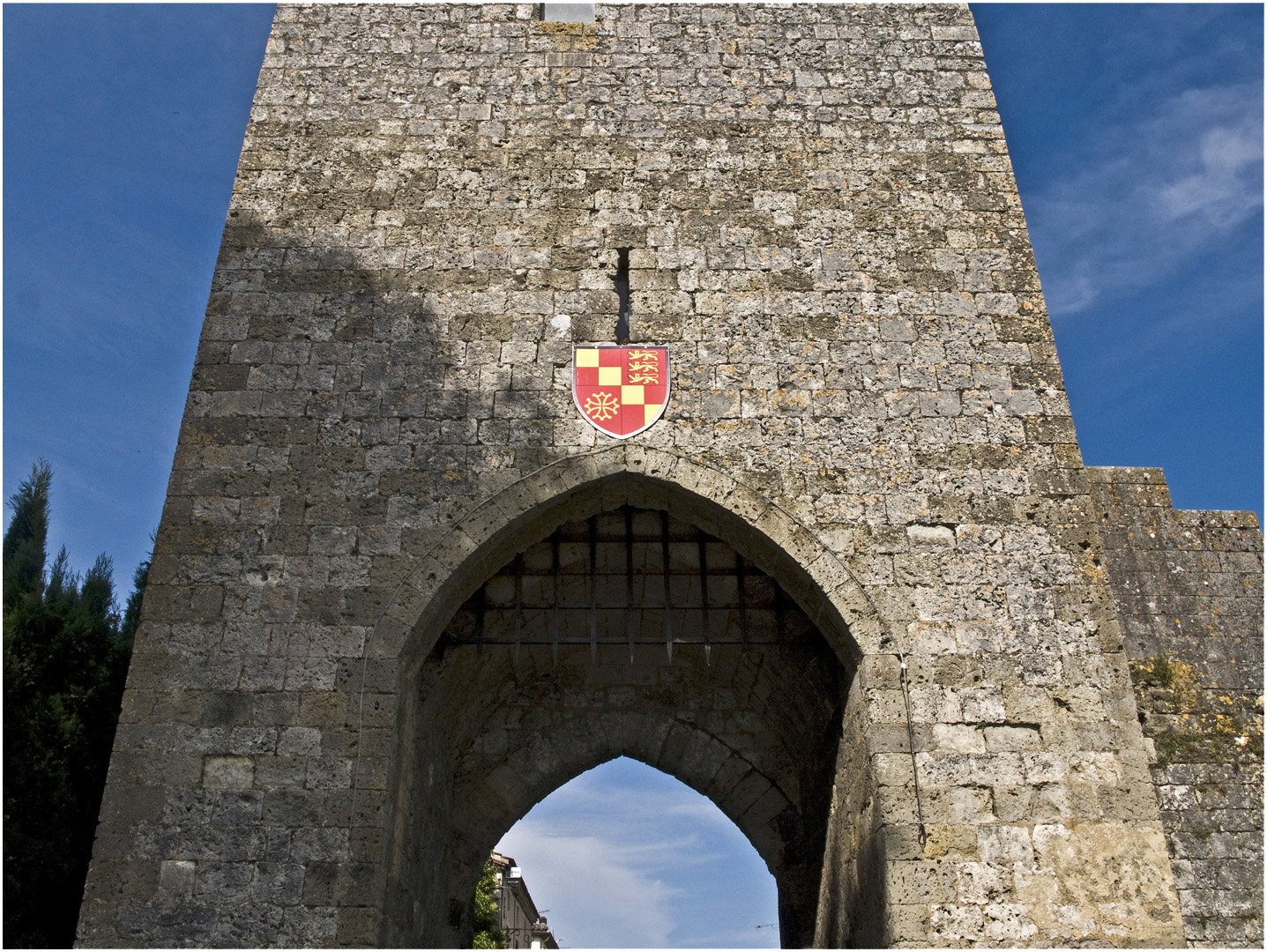 La porte sud  des remparts de Vianne