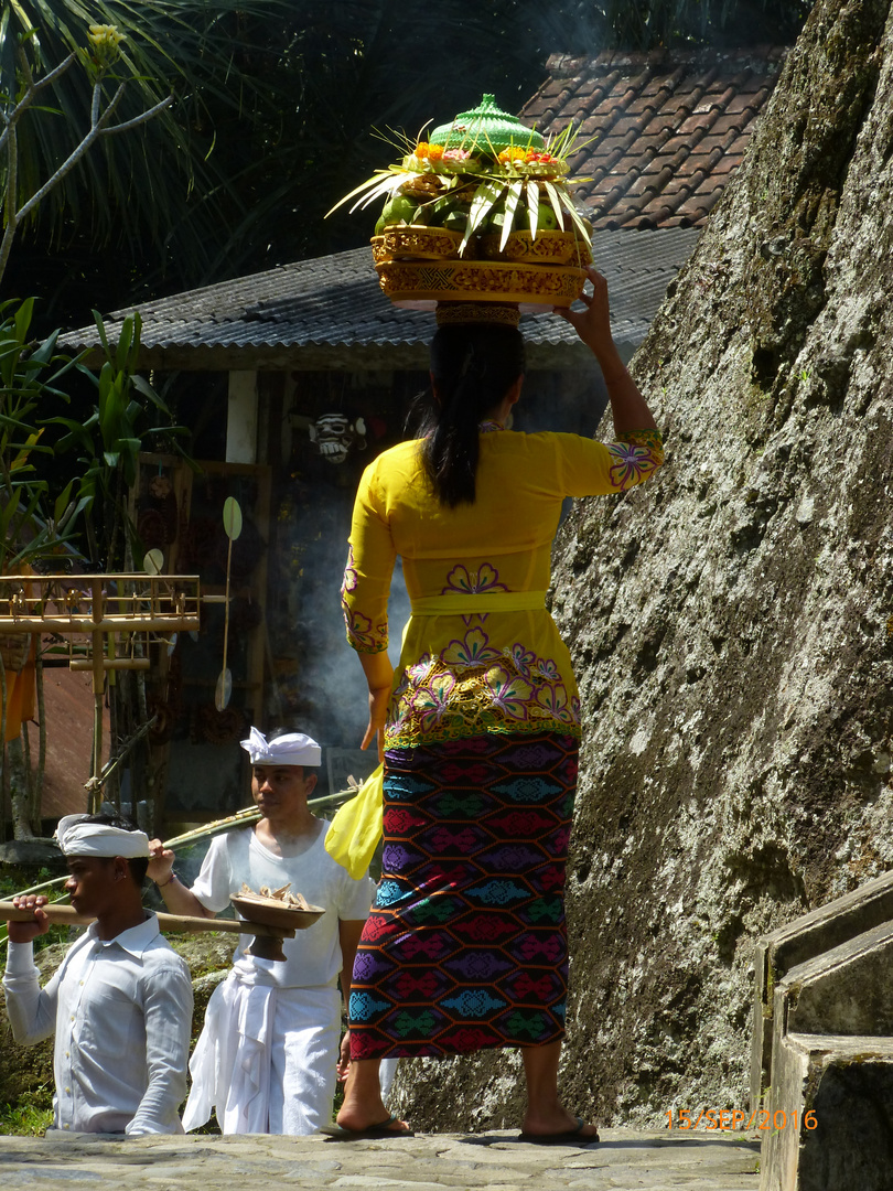 La porteuse d'offrande.