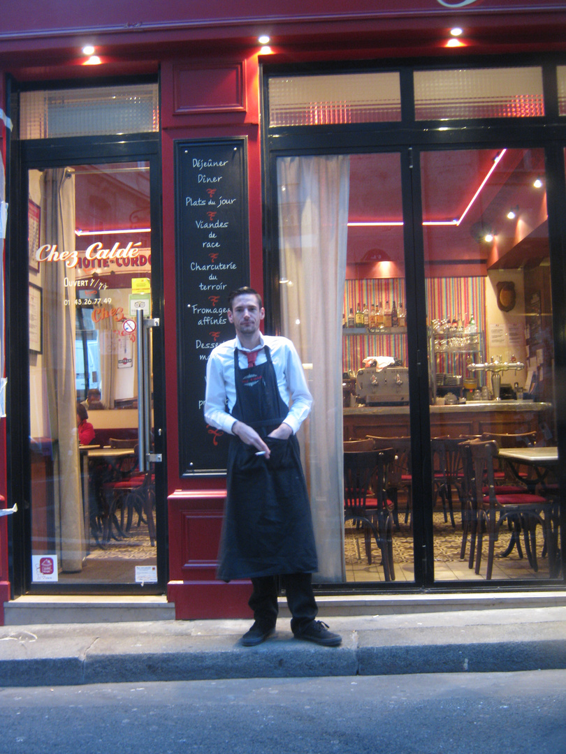 La pose pendant la pause devant le "caldé" rue des Augustins Paris VI arr