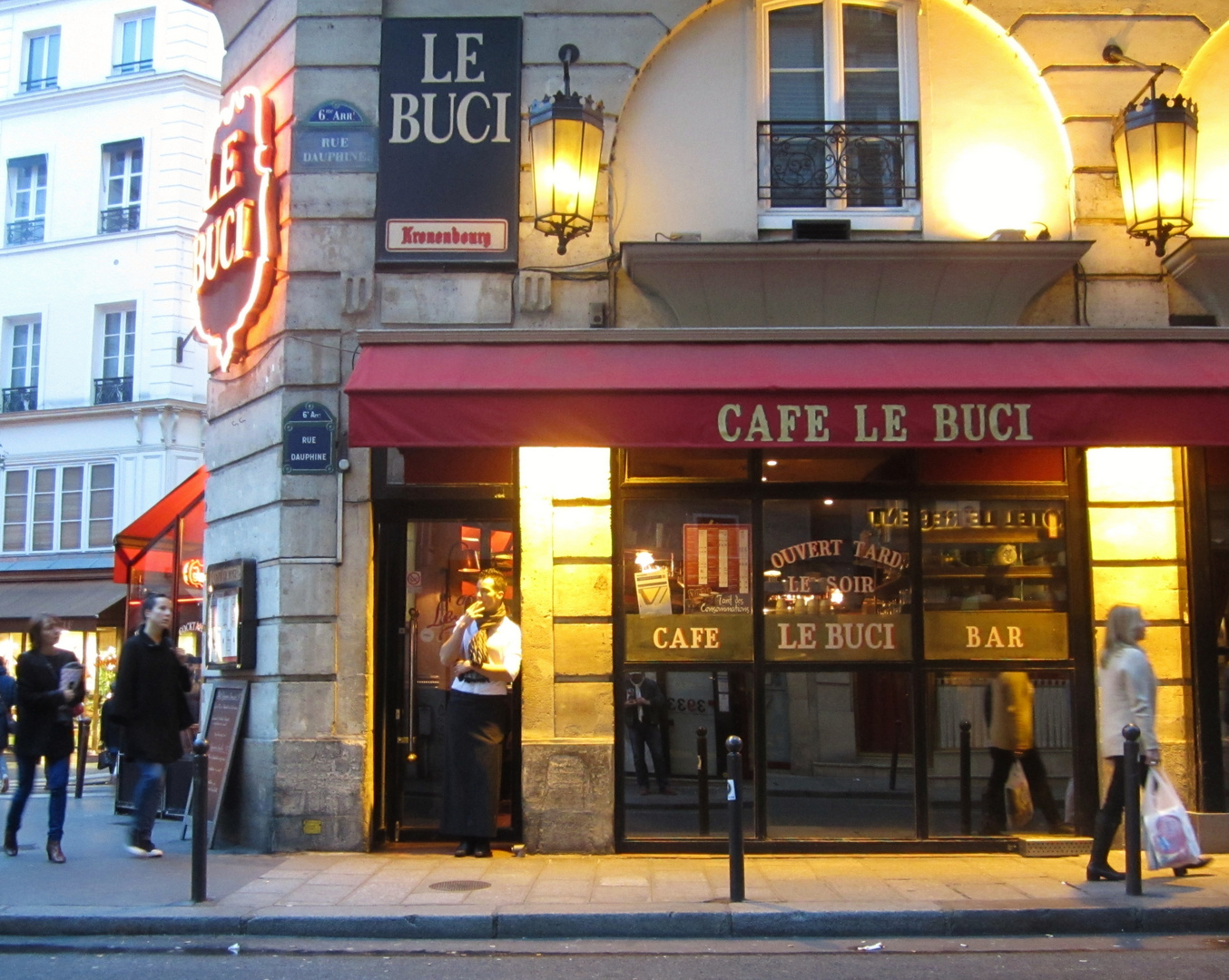 la pose pendant la pause ... ou reciproquement rue Dauphine Paris VI arr