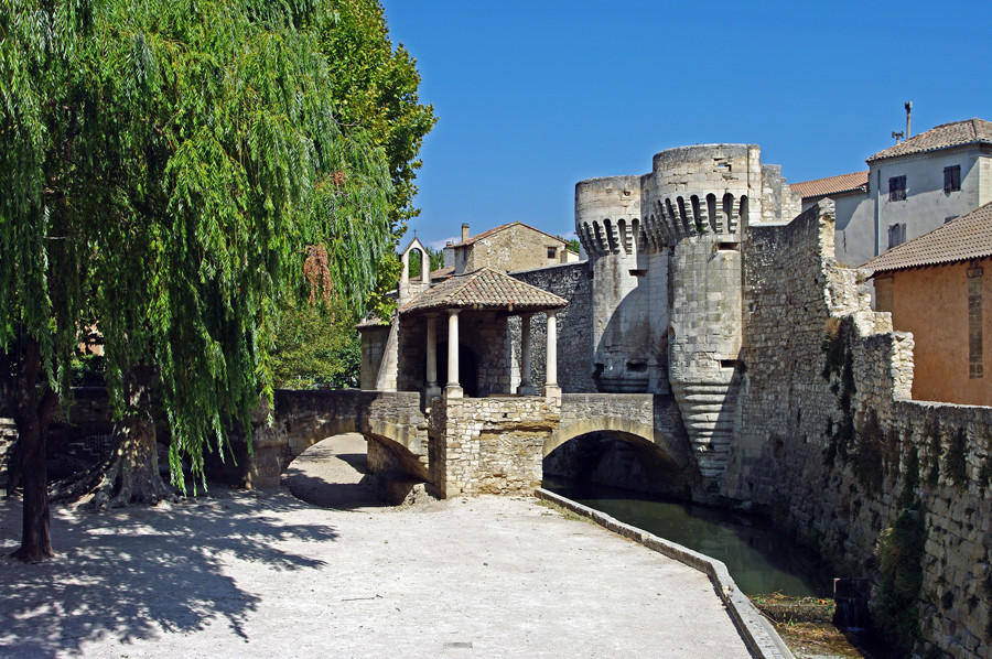 La poterne le pont et la Nesque en été.