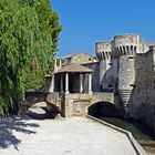 La poterne le pont et la Nesque en été.