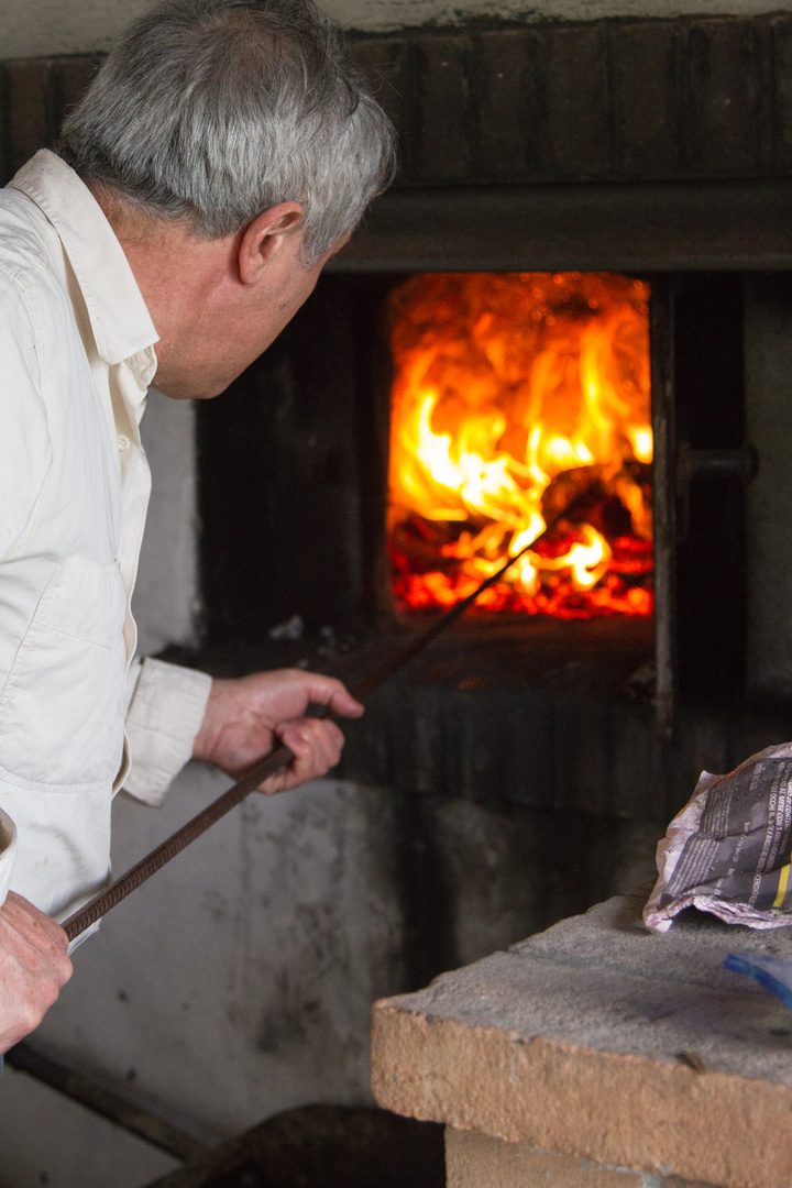 La preparazione del forno a legna