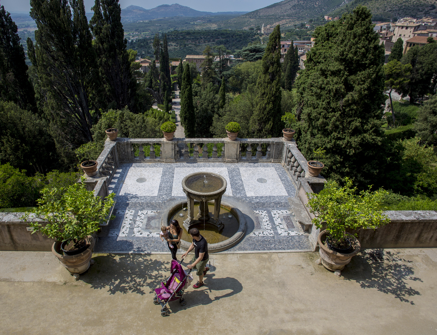 La prima visita del bebé a Villa d'Este, a Tivoli