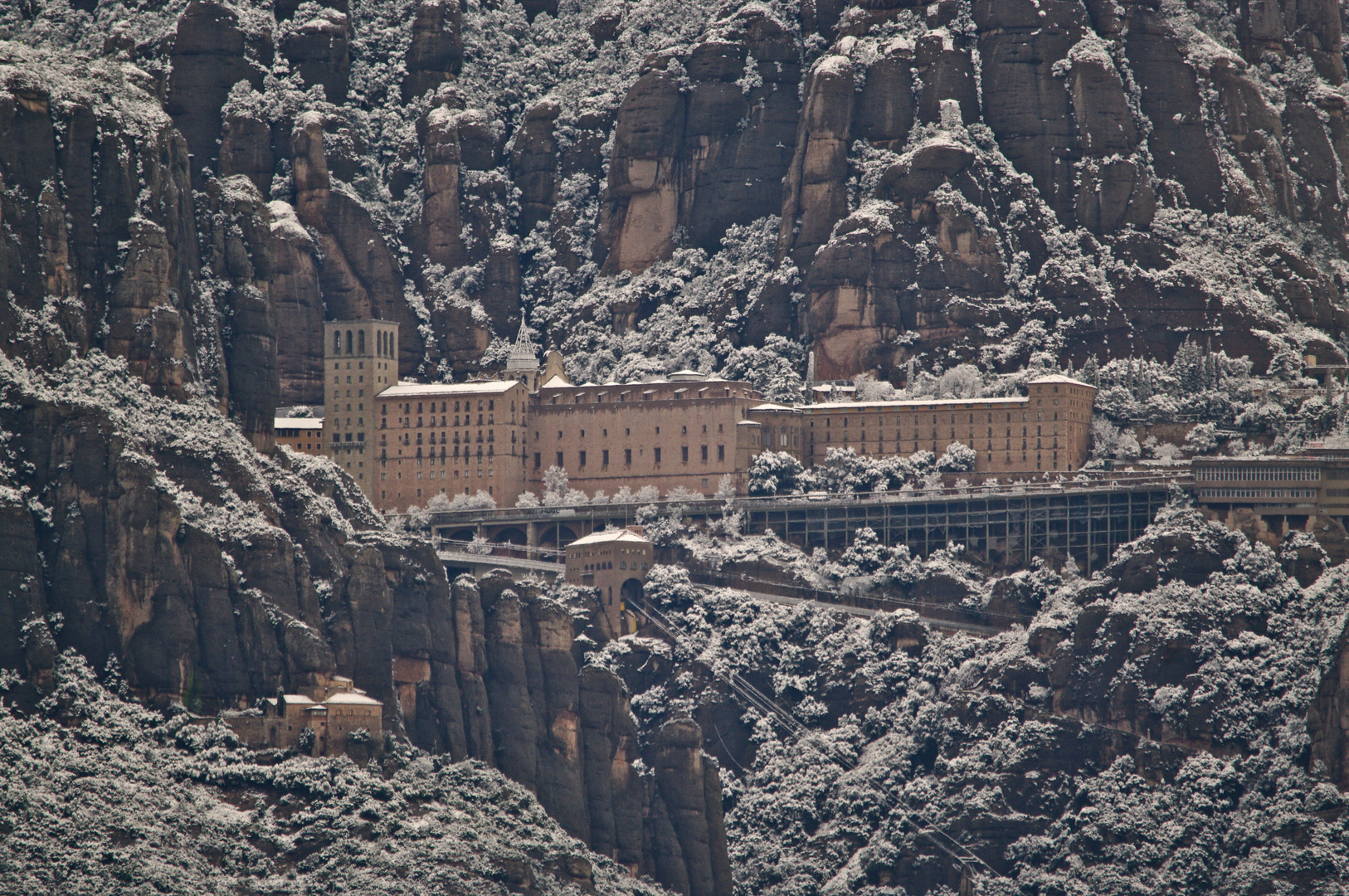 La primavera se resiste en Montserrat