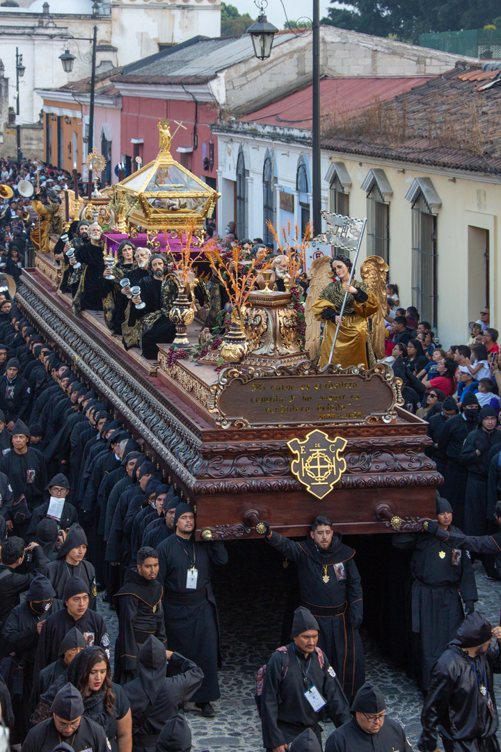 La procession du dimanche de Pâques à Antigua.