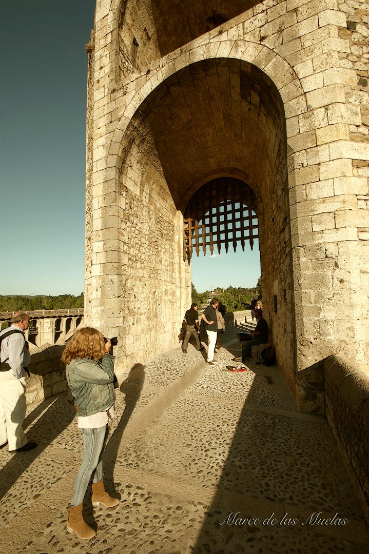 ...la puerta de Besalú...