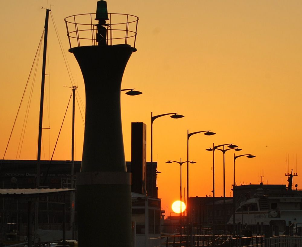 la puesta entre edificios y farolas II  (puerto de vigo )