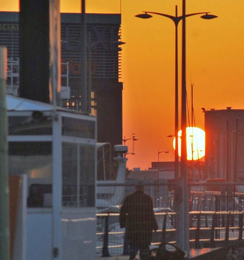 la puesta entre edificios y farolas (nautico Vigo )