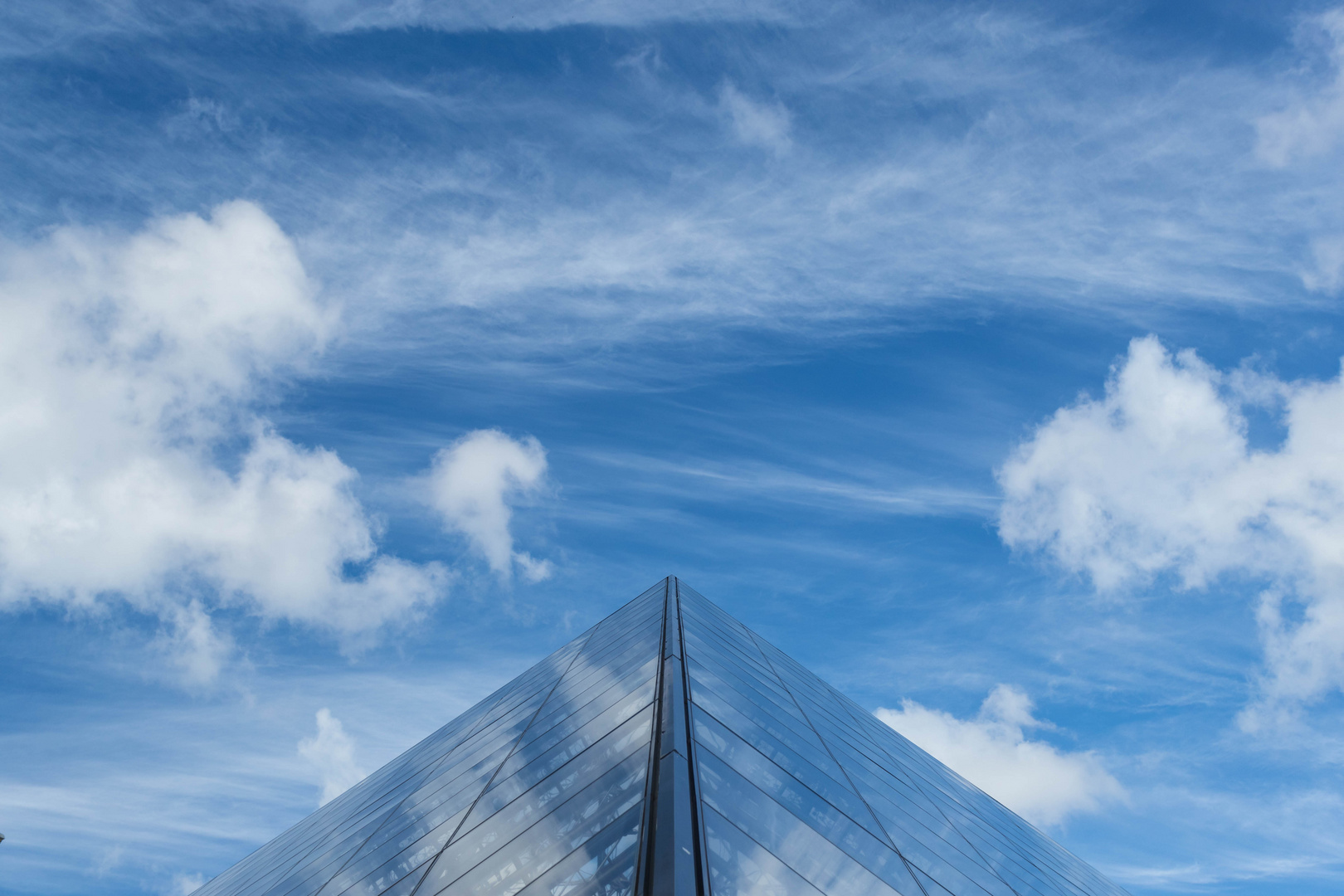 La Pyramide du Louvre a 30 ans / Paris