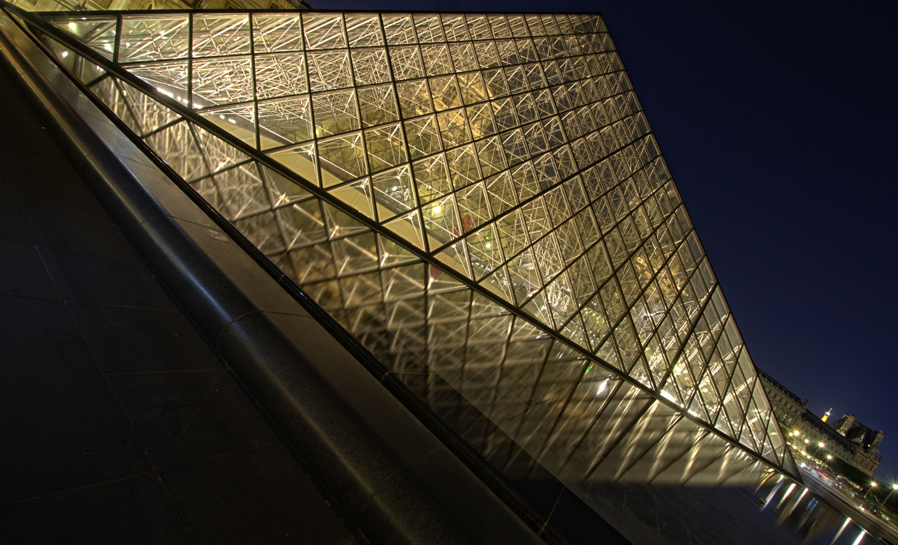 La Pyramide du Louvre ...