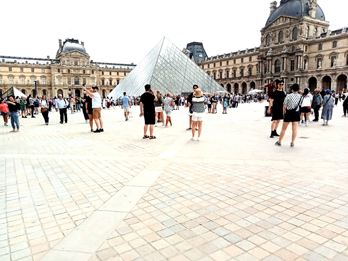 La Pyramide du Louvre et ses touristes au milieu de la cour du Musée à Paris (75)