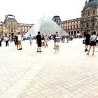 La Pyramide du Louvre et ses touristes au milieu de la cour du Musée à Paris (75)