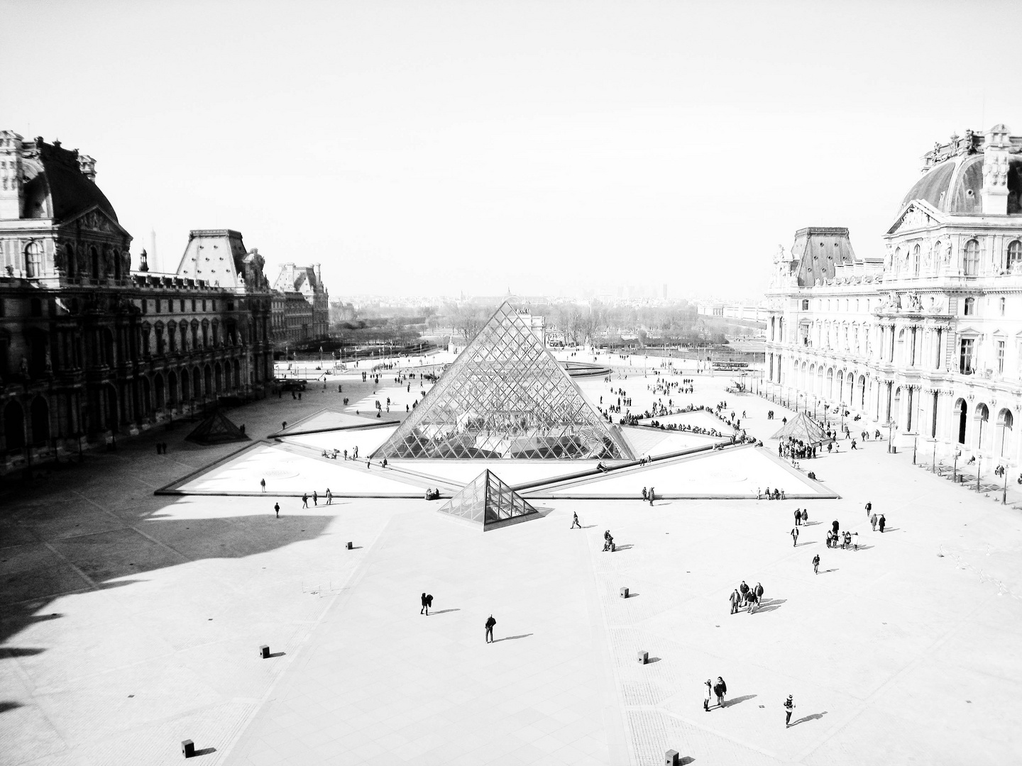 la pyramide vue du louvre