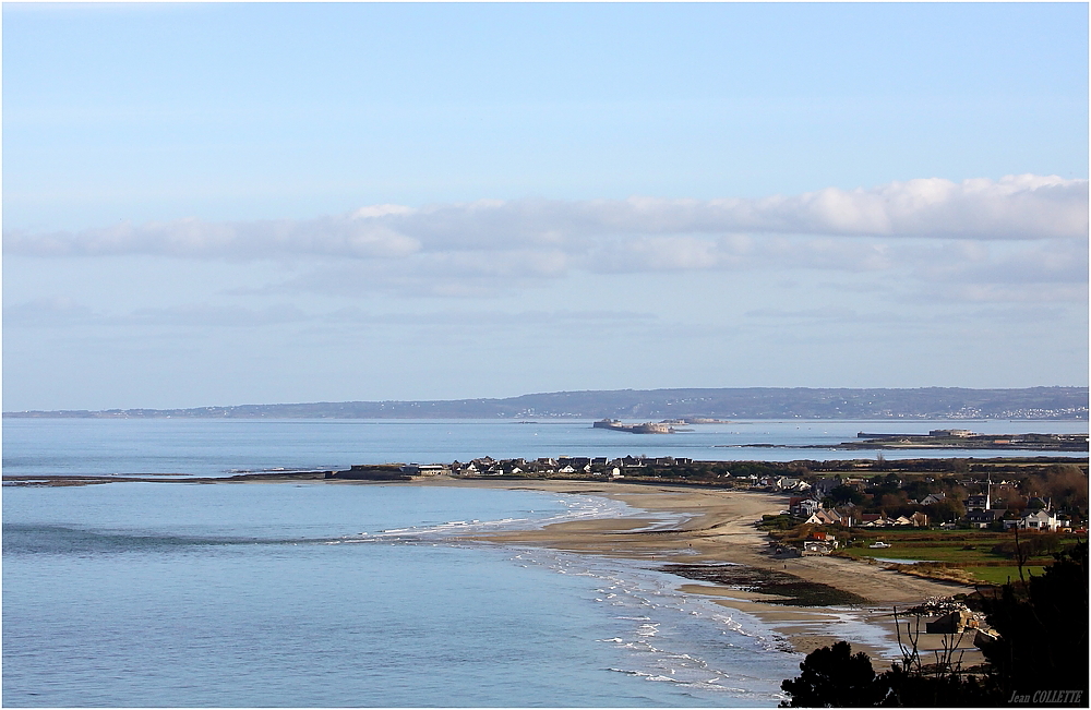 La rade de Cherbourg vue des hauteurs de Landemer.