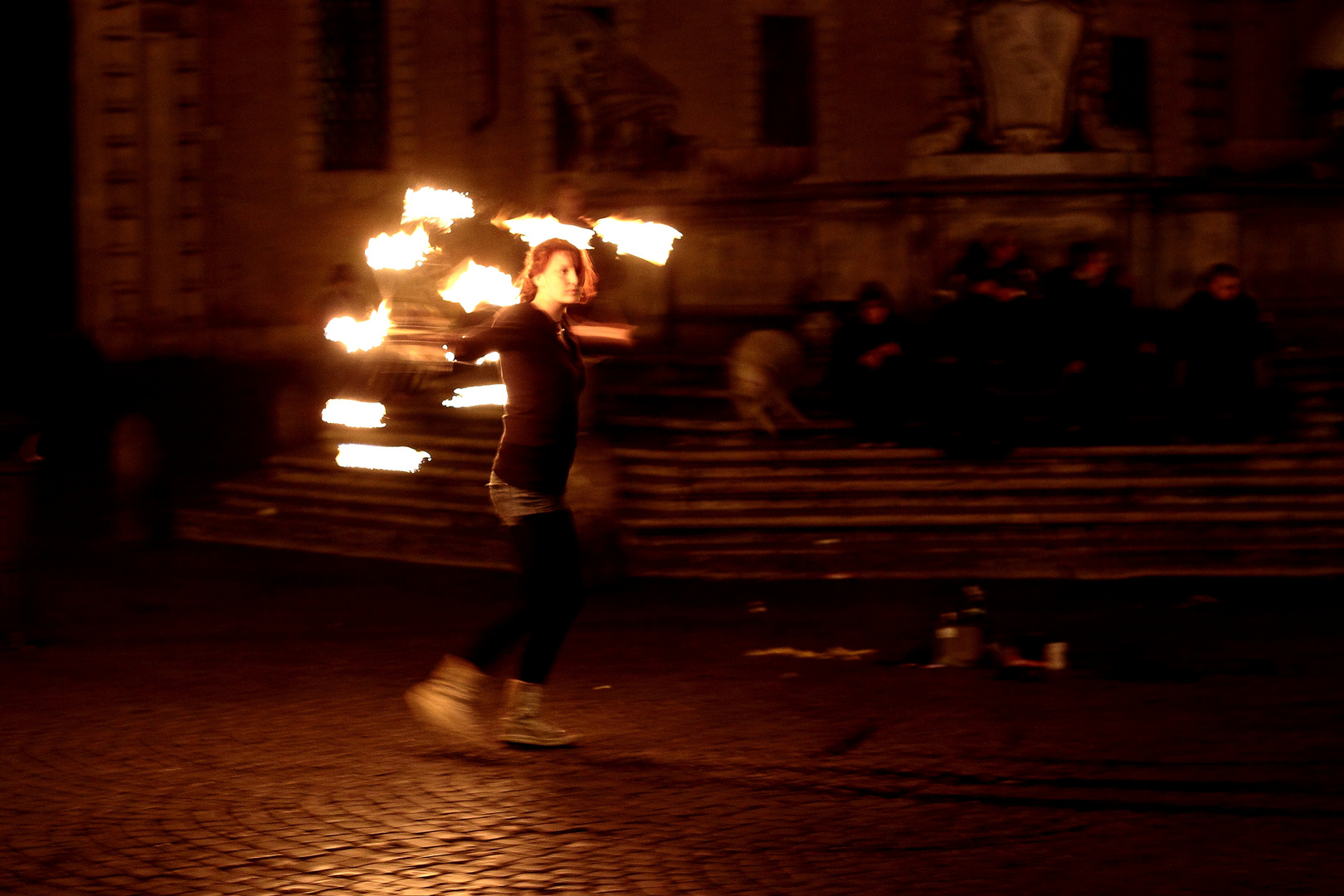 La ragazza che gioca col fuoco.