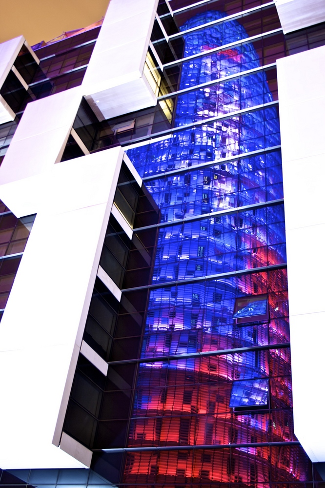 La reflection de la Torre Agbar de THOMPIKSPHOTOGRAPHY 