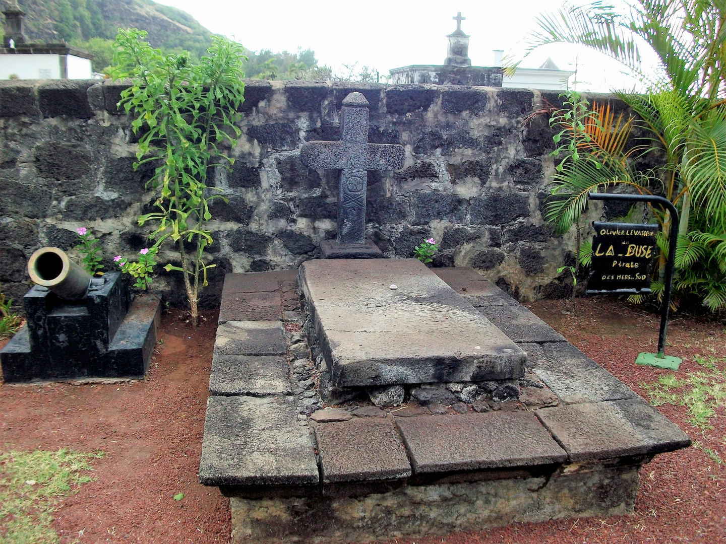 LA REUNION - Cimetière marin de Saint Paul - Tombe de La Buse