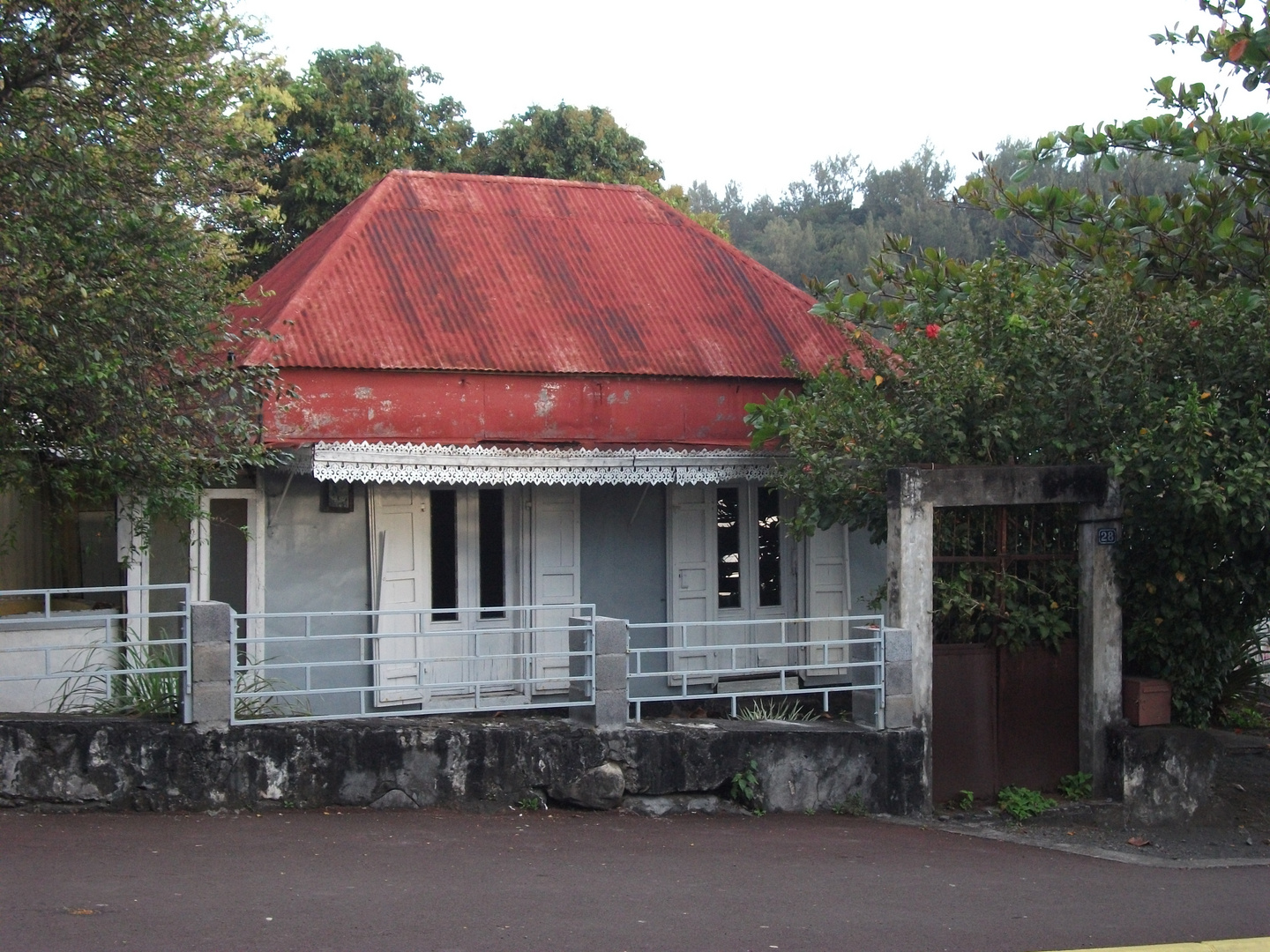 LA REUNION  - Maison dans un quartier de St Pierre ...