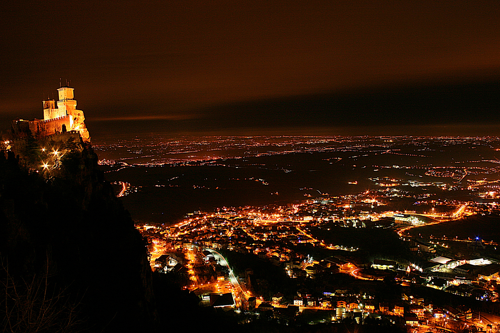 La Riviera Romagnola Di Notte Vista da San Marino