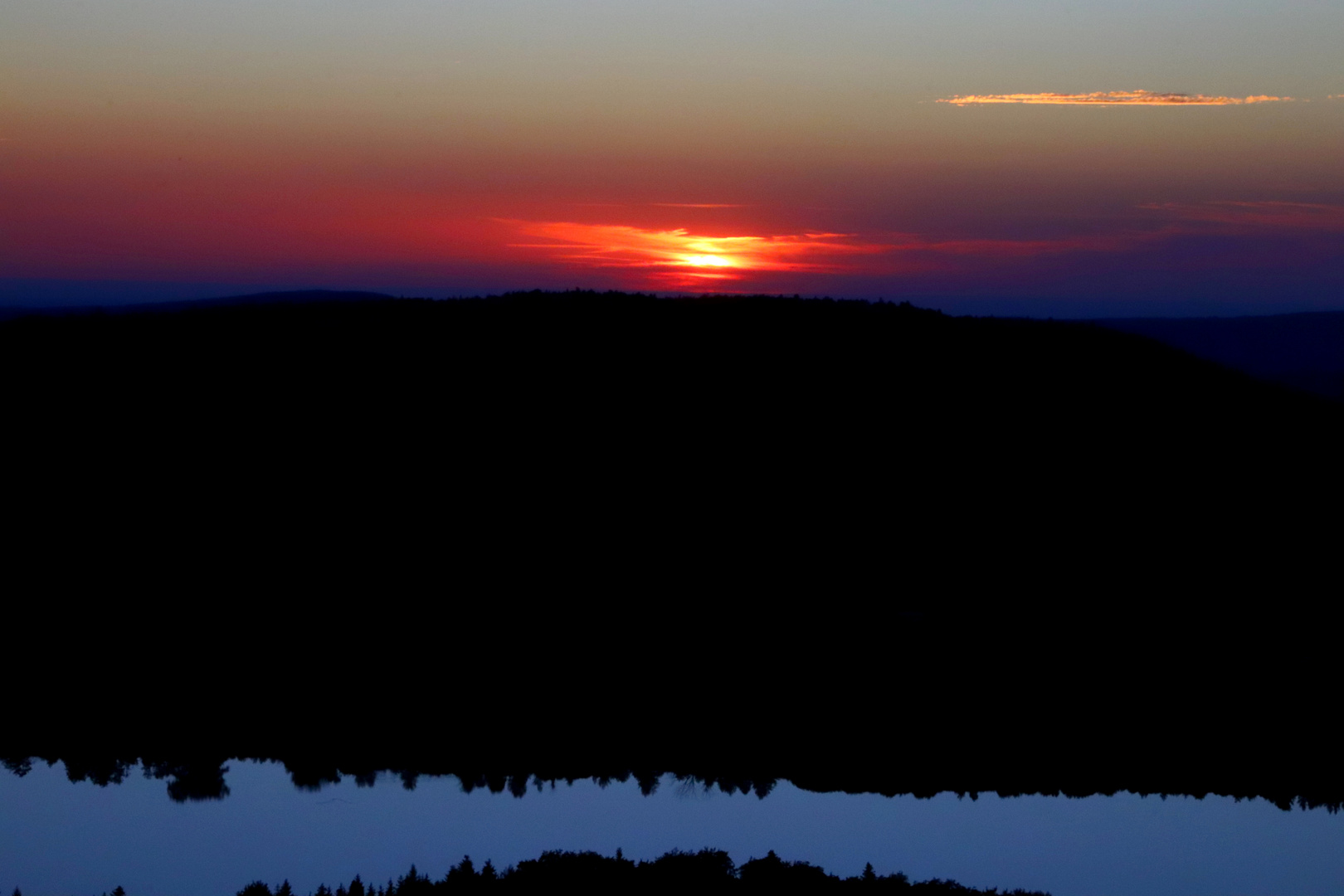 LA RIVIERE AU CREPUSCULE...