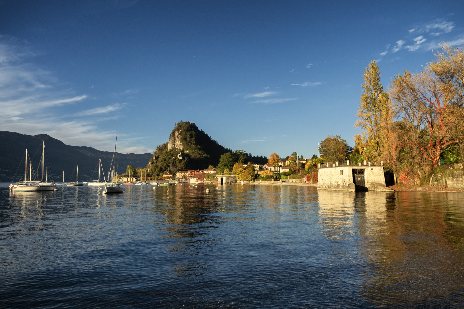 La rocca di Caldè dalla spiaggia