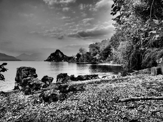 La rocca di Caldè dalla spiaggia