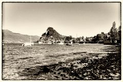 La rocca di Caldè dalla spiaggia