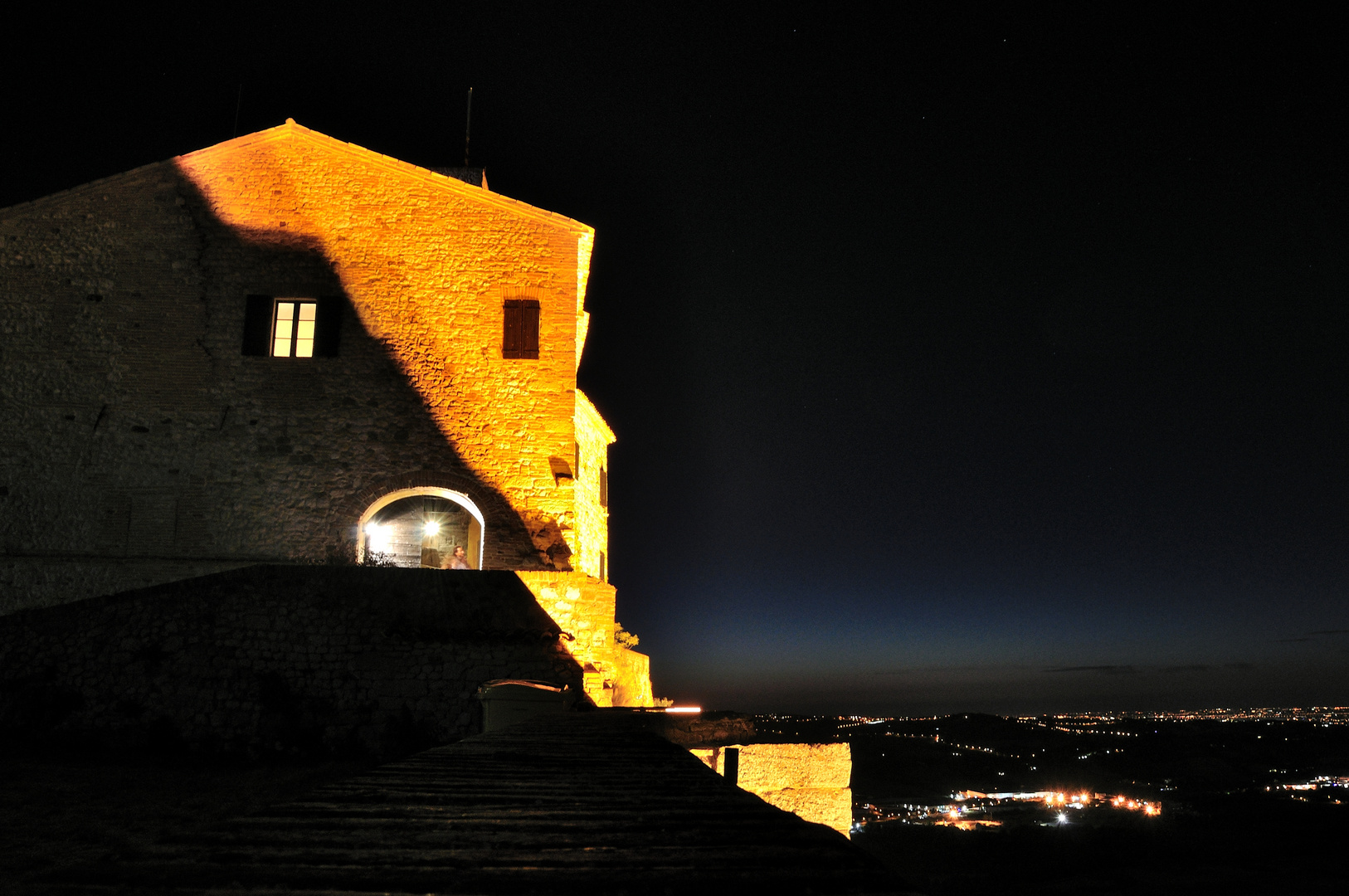 la rocca in notturna