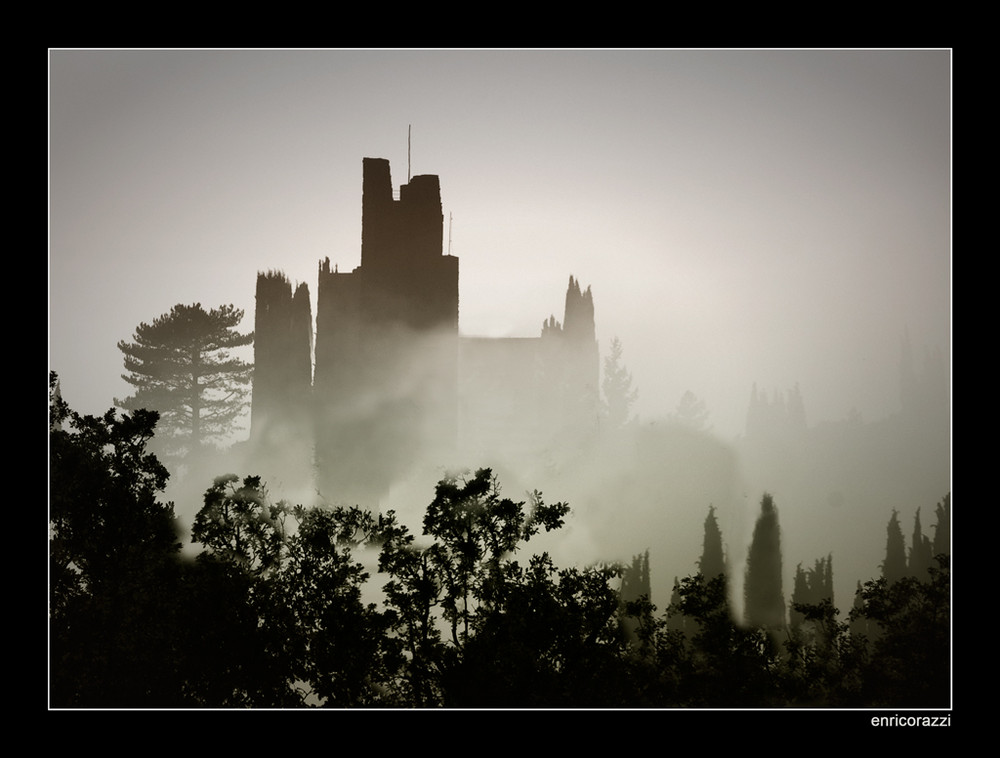 la rocca nella nebbia